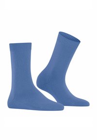 Un paio di calzini blu semplici a maniche corte con polsini a coste, esposti affiancati su uno sfondo bianco.