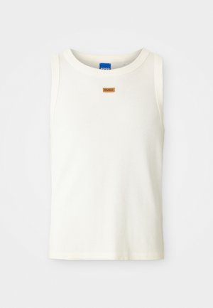 Crème mouwloze tanktop van ribbelkatoen. Beschikt over een klein bruin Hugo-label in het midden van de voorkant. Gladde textuur met een ronde halslijn.