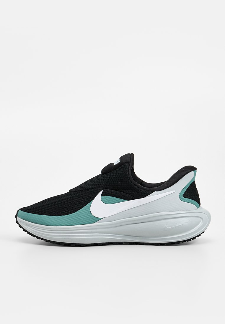 Zapatilla deportiva negra y verde azulado con parte superior de tela texturizada, diseño elástico y logo blanco de Nike. Cuenta con una suela curva de color gris claro.