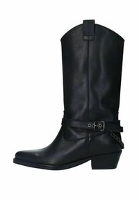 Botte de cowboy en cuir noir avec un bout pointu, hauteur mi-mollet et un accent décoratif en chaîne au niveau de la cheville. Talon bloc robuste.