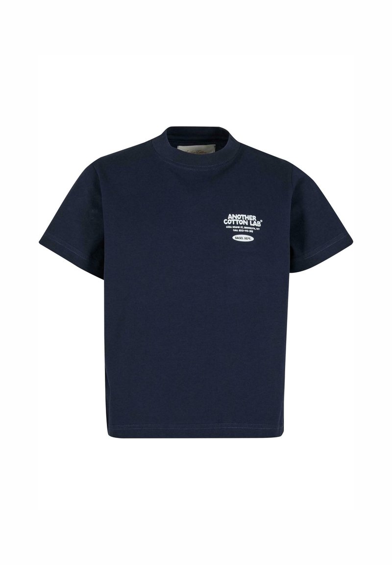 Camiseta de algodón azul marino con mangas cortas, escote redondo y logotipo impreso en blanco en el pecho. Textura suave, corte relajado.