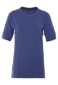 Nike Dri-FIT T-paita tummansinisena, lyhyet hihat, pyöreä kaulus, pehmeä tekstuuri, musta logo vasemmassa alareunassa.