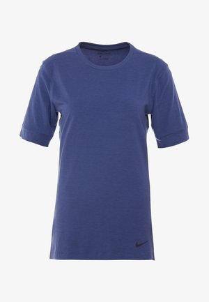 Camiseta Nike Dri-FIT en azul oscuro, de manga corta, cuello redondo, textura suave, con un logo negro en el dobladillo inferior izquierdo.