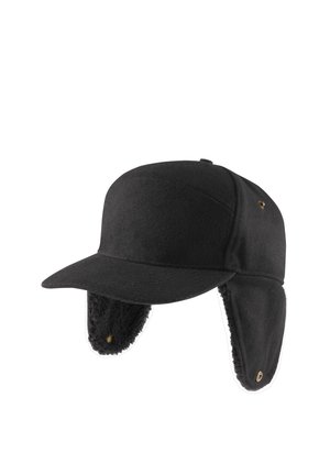 Chapeau d'hiver noir avec une visière courbée et des cache-oreilles doublés en polaire qui descendent, maintenus par des boutons-pression métalliques.