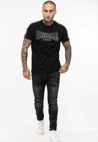 Lonsdale NORMALE PASSFORM VEMENTRY - Triko s potiskem - black white