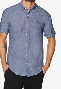 Korte mouwen, overhemd met knopen gemaakt van lichtgewicht, geweven stof in lichtblauw met een subtiele textuur en een contrasterende kraag en knopen.