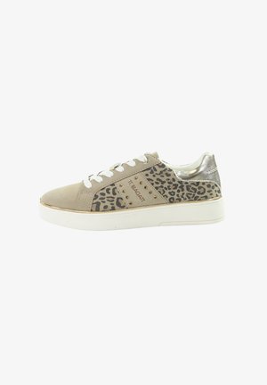 Beżowy sneaker z białą podeszwą i sznurowadłami, panel w panterkę, metaliczne złote obcasy oraz marka "TI. BAGAT" po boku.