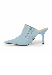 Mule in denim azzurro con punta appuntita, dettaglio con zip sul lato e tacco sottile azzurro chiaro. Tessuto testurizzato con linee diagonali.