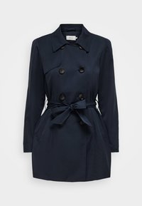 Trench-coat bleu marine à double boutonnage, grands boutons noirs, taille ceinturée et deux poches latérales. Texture de tissu lisse.