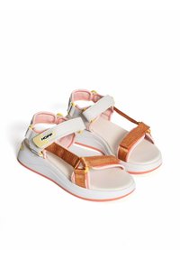 Sandalias ligeras en tonos gris, rosa y naranja. Cuentan con correas de tela, cierres ajustables y una plantilla acolchada con una suela texturizada.