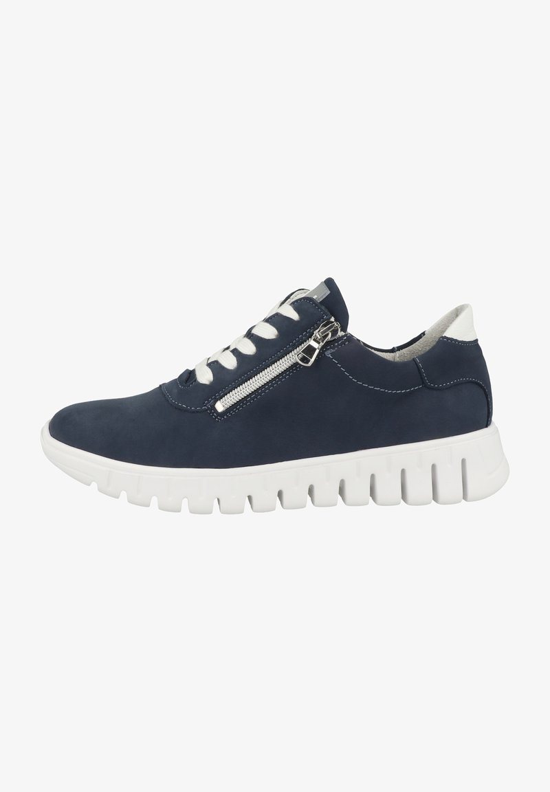 Baskets en suède bleu marine avec des lacets blancs et une fermeture éclair sur le côté. Dotées d'une épaisse semelle en caoutchouc blanc à texture ondulée. Design minimaliste.