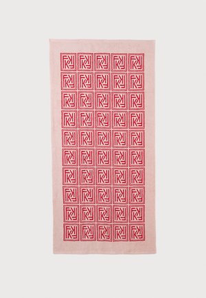 Serviette rectangulaire rose clair avec un motif carré géométrique rouge répété disposé en grille.