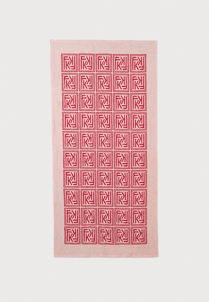 Φωτεινό ροζ ορθογώνιο πετσέτα με επαναλαμβανόμενο κόκκινο γεωμετρικό τετράγωνο μοτίβο σε πλέγμα.