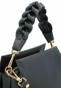 Sac à main en cuir noir avec une poignée tressée. Doté de quincaillerie dorée et d'une finition texturée. Fermeture éclair sécurisée avec des détails accentués.