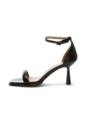 Sandale noire en cuir à talon haut avec bride de cheville et boucle, bout ouvert et semelle avant carrée.