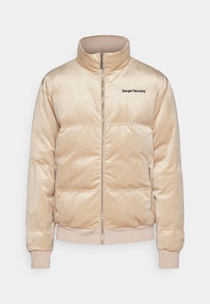 Giacca puffer beige Sergio Tacchini con colletto alto, chiusura con zip e texture trapuntata. Presenta un logo sul petto e polsini a costine.