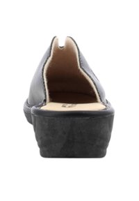 Scarpa in pelle nera con apertura sul retro, punta arrotondata e suola texturizzata nera. Presenta una parte superiore liscia e un interno chiaro.