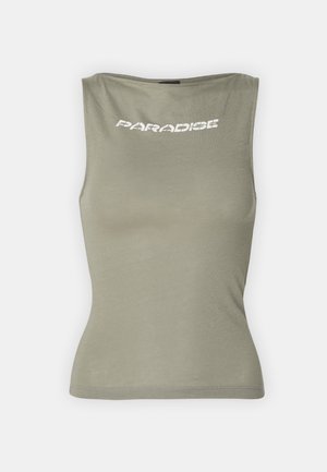 Sømløs olivengrønn topp laget av myk stoff, med ordet "PARADISE" trykt i hvitt over brystet i fet skrifttype.