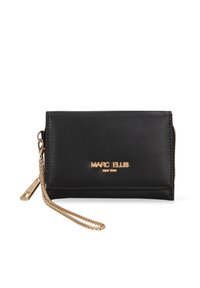 Portafoglio in pelle nera con dettagli in tono oro. Presenta una tasca con zip, una tracolla a catena e un logo impresso. Design rettangolare compatto.