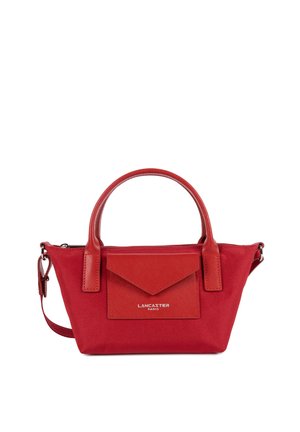 Sac à main rouge Lancaster Paris avec deux poignées, une poche enveloppe à l'avant et une bandoulière réglable.