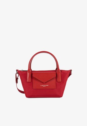 Sac à main rouge Lancaster Paris avec deux poignées, une poche enveloppe à l'avant et une bandoulière réglable.