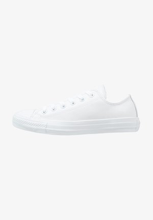 Shoe branco de cano baixo feito de couro liso, com seis ilhós, sola de borracha e biqueira texturizada com padrão clássico de diamante.