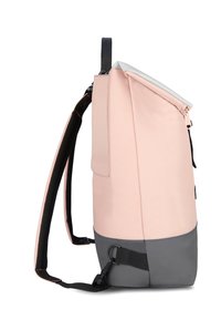 Rózsaszín és szürke hátizsák, puha szövetborítással, feltekerhető zárással, állítható fekete pántokkal, és textúrázott aljjal a jobb tapadás érdekében.