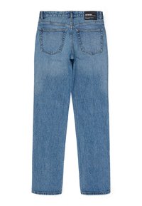 Jeans de mezclilla azul con corte recto, cuatro bolsillos y una etiqueta en la cinturilla. La textura está ligeramente desgastada con un acabado azul clásico.