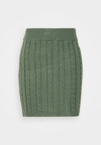 Falda mini de punto en verde, con una textura acanalada, detalles de trenzado en el tejido y una banda ancha y elástica en la cintura para mayor comodidad.