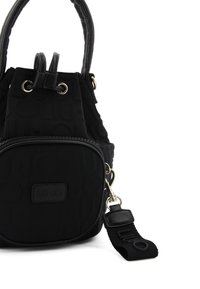 Borsa nera realizzata in materiale testurizzato, con una forma arrotondata, doppi manici, una tasca con zip e dettagli in metallo.