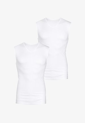 To hvide ærmeløse V-hals undertrøjer lavet af glat stof. De har en tætsiddende pasform og en sømløs finish omkring ærmehullerne.