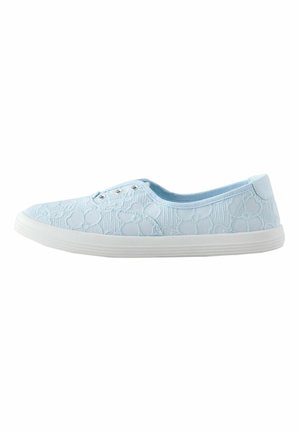 Zapatilla deportiva casual azul clara sin cordones con estampado floral texturizado y suela de goma blanca, mostrada de lado sobre un fondo blanco.