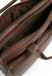 Borsa per laptop in pelle marrone con più scomparti, texture liscia, chiusure con zip e manici resistenti per la portabilità.
