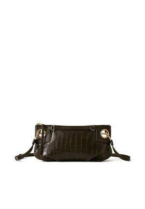 Borsa a mano in pelle marrone scuro con trama coccodrillo, dettagli con anelli dorati ai lati e tracolla regolabile, posata distesa su sfondo bianco.