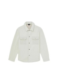 Camisa blanca de cuello con mangas largas, cierre de botones, dos bolsillos en el pecho y una textura de tela suave.