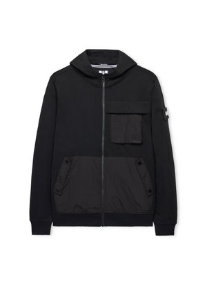 Sudadera con capucha negra con cremallera, bolsillo frontal con solapa, dos bolsillos laterales con botones, puños acanalados y un pequeño parche en la manga izquierda.