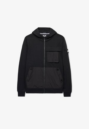 Felpa nera con cerniera frontale, tasca a pattina sul davanti, due tasche laterali con bottoni, polsini a costine e una piccola toppa sulla manica sinistra.