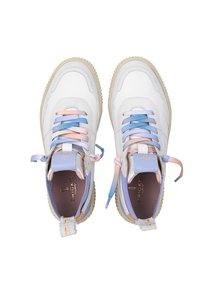 Sneakers bianche con lacci rosa pastello e blu, tomaia in pelle testurizzata e suola in gomma beige. Caratterizzano un linguetta sul retro e branding.