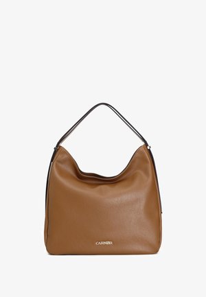 Hnědá kožená hobo taška s hladkou texturou, zakřiveným tvarem a černou akcentovou rukojetí. Na přední straně se nachází zlaté logo.