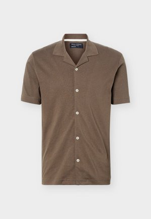 Rjava srajca s kratkimi rokavi in gumbi, z ovratnikom za kampiranje, pet belih gumbov spredaj in mehko teksturirano tkanino.