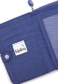 Modrá látková peněženka s několika sloty na karty, průhledným okénkem na ID a zapínáním na patent. Obsahuje štítek s ochranou proti RFID a detaily v prošívání.