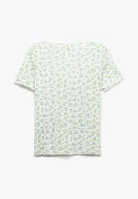 Kortärmad topp med vit bas som har ett blommönster i ljusblått och grönt. Mjuk tyg med en lätt texturerad yta.