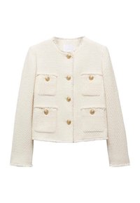 Chaqueta de tweed blanca con dobladillo con flecos, cierre frontal con botones dorados y dos bolsillos de parche en el pecho. Diseño estructurado y corto.