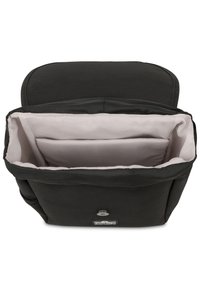 Fekete szövet hátizsák puha bézs belső térrel, főrekesszel és mágneses elülső záródással. Egyszerű dizájn, látható mintázat nélkül.