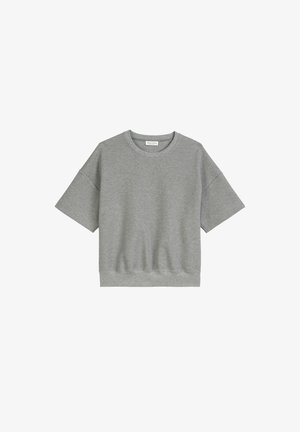 Šedý krátký rukávový svetr vyrobený z měkkého materiálu, s kulatým výstřihem, volným střihem a žebrovaným lemem v pase.