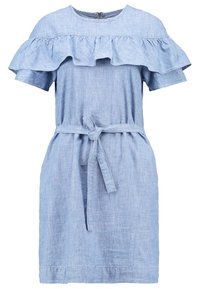 Robe en denim, bleu clair, à manches courtes, design décolleté froncé, taille cintrée avec une ceinture assortie, texture de tissu minimaliste.