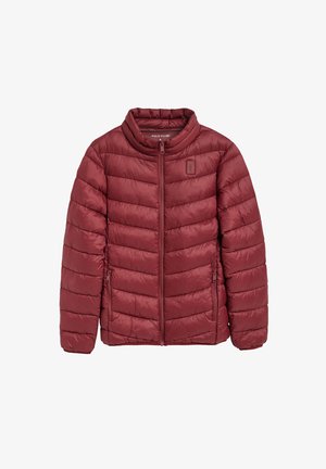 Rode, doorgestikte pufferjas met een hoge kraag, een rits aan de voorkant en zijzakken. Heeft een subtiele merklogo op de borst. Glad textuur.