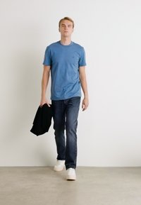 Calvin Klein Jeans HEAVY REGULAR  - Jednoduché tričko - blue coast