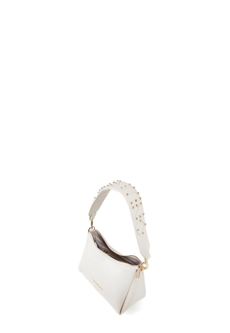 Sac à main en cuir blanc avec une forme arrondie, orné de clous dorés sur la bandoulière et doté d'une fermeture zippée en haut. Logo minimal visible.