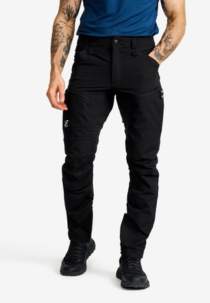 Svarta cargo-byxor med slim fit, tillverkade av hållbart tyg. Har dragkedjefickor och en logotyp på vänstra låret. Texturerad yta.